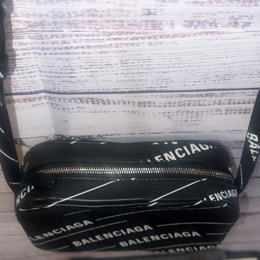 Balenciaga Everyday Logo Print Camera Bag - Picture 4 of 12